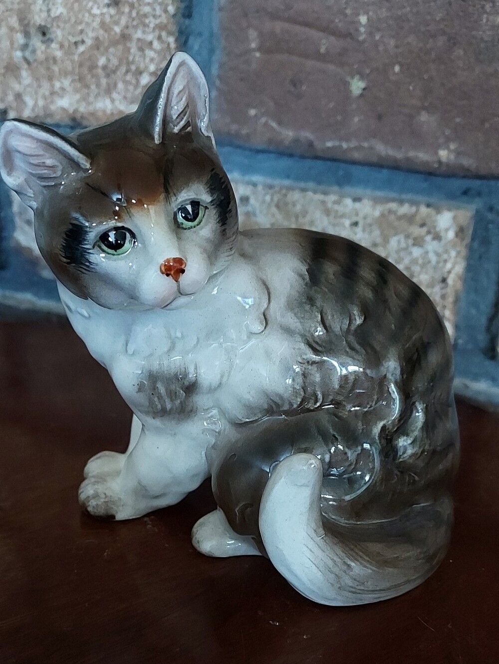 Vintage Porcelain Gray White Kitten Cat Figurine Sitting Down Tail Curled 4"